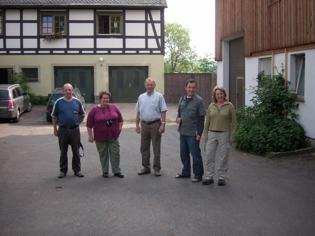 Fünf Personen, darunter die Preisträger des Deutschen Landschaftspflegepreises 2009 auf ihrem Hof